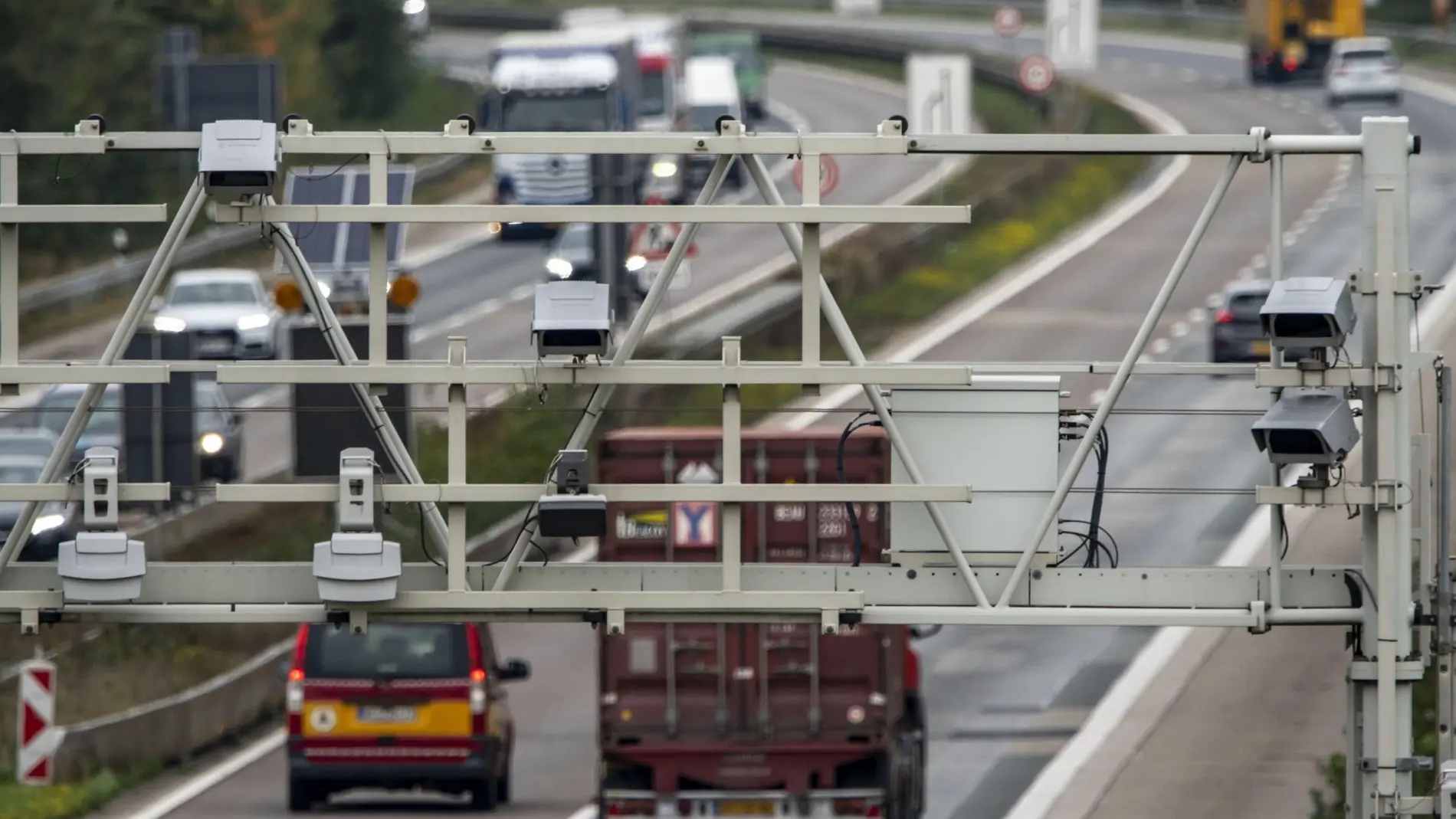 Foto von Sensoren einer Mautbrücke