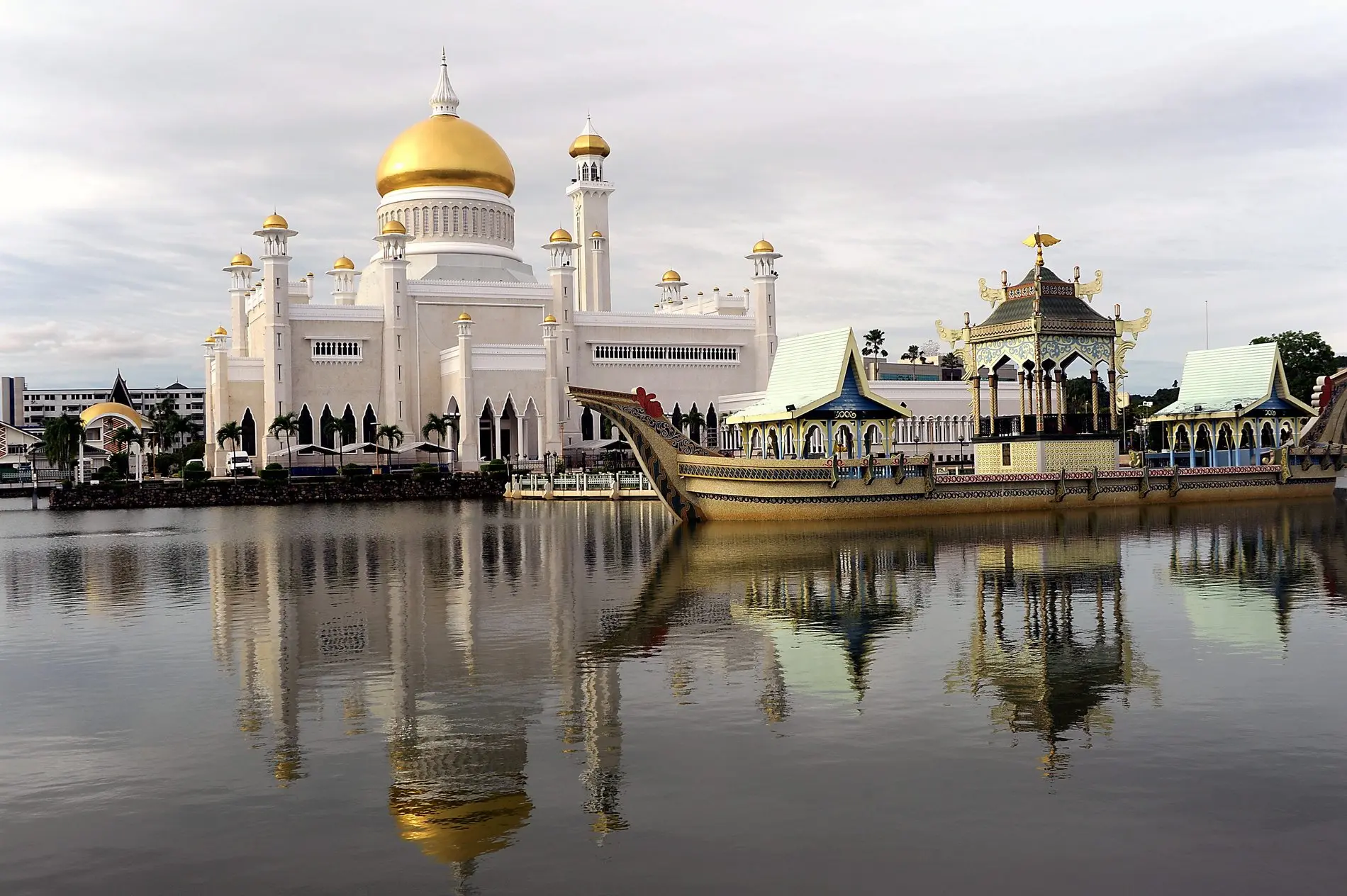 Sultan Omar Ali Saifuddien Moschee, Spiegelung im Wasser