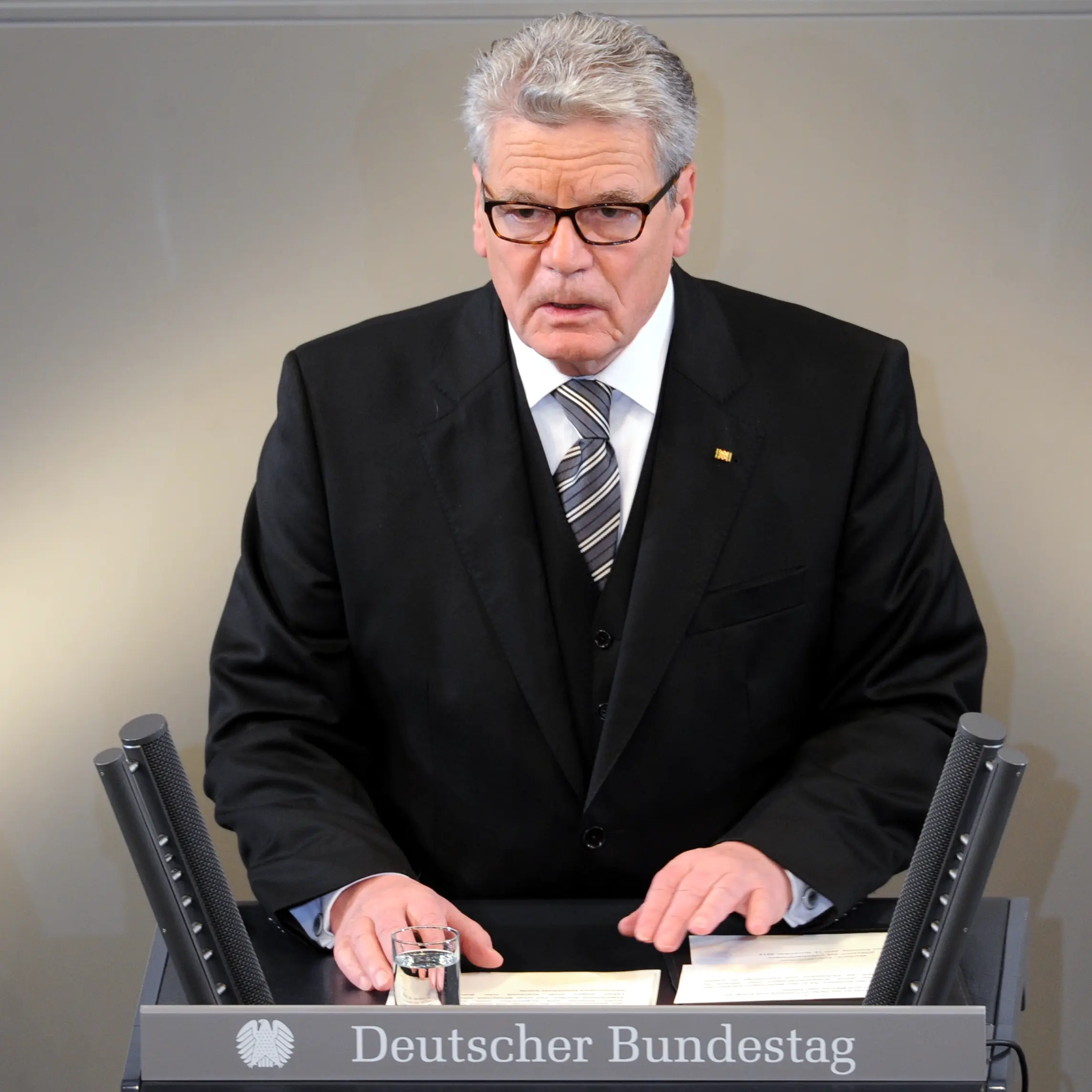 Joachim Gauck mit Brille am Rednerpult im Deutschen Bundestag