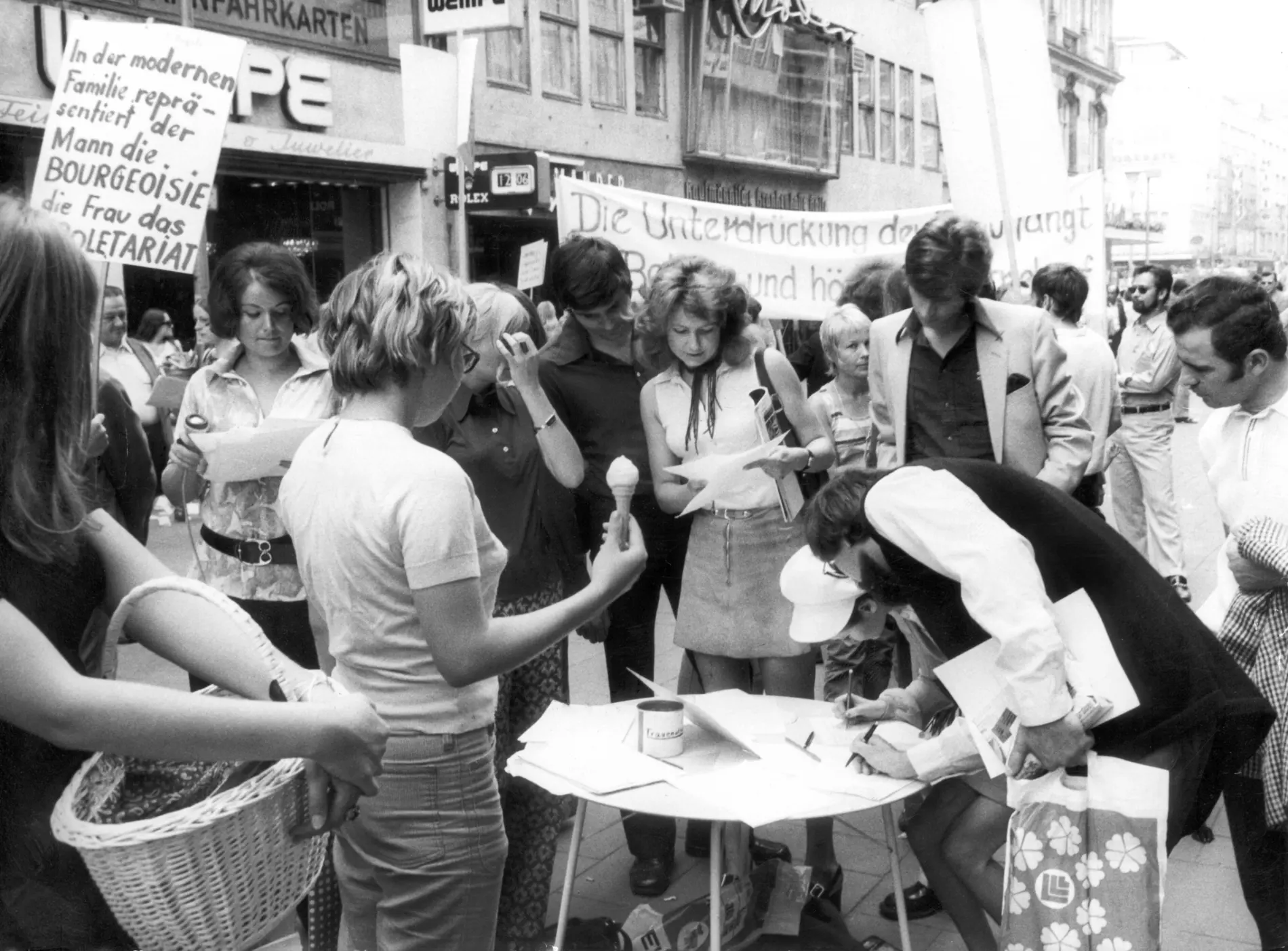 Mehrere Menschen protestieren 1975 in Frankfurt gegen den Abtreibungsparagraphen