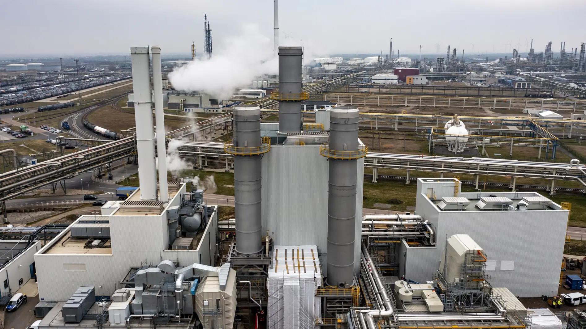 Blick auf das neue Gaskraftwerk im Chemiepark Leuna.