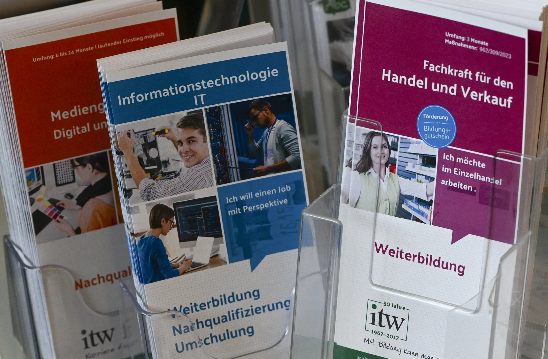 Infobroschüren zur Weiterbildung, Nachqualifizierung und Umschulung.