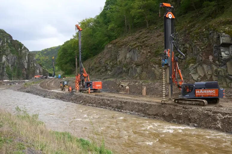 Mit schwerem Gerät wird an der Ahr der Wiederaufbau der Bahnstrecke angetrieben