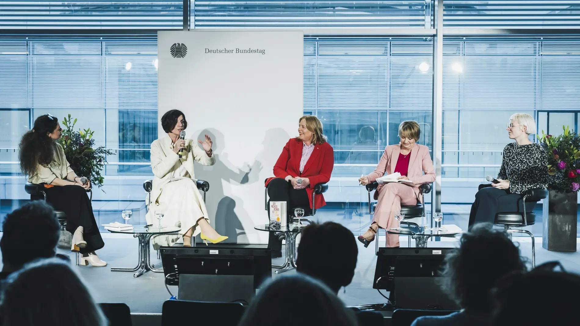 Podiumsdiskussion mit den Autorinnen und Bärbel Bas