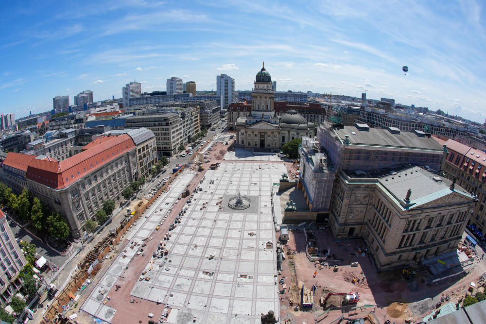 Die Baustelle auf dem Berliner Gendarmenmarkt aus der Vogelperspektive