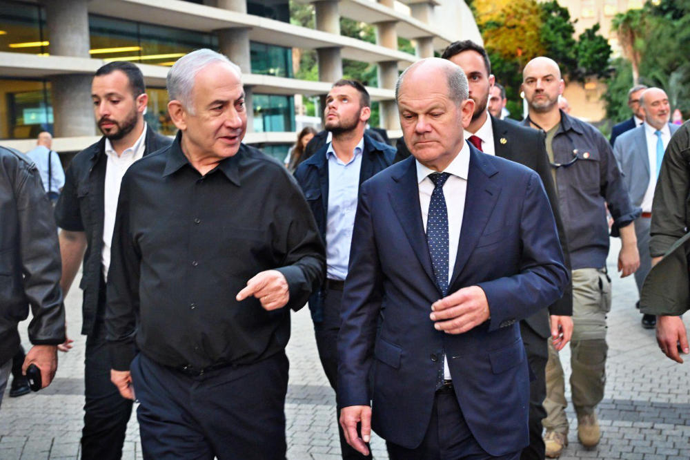 Bundeskanzler Olaf Scholz (rechts) reiste als erster Regierungschef eines EU-Landes nach Israel, um dort unter anderem Premierminister Benjamin Netanyahu (links) zu sprechen. 