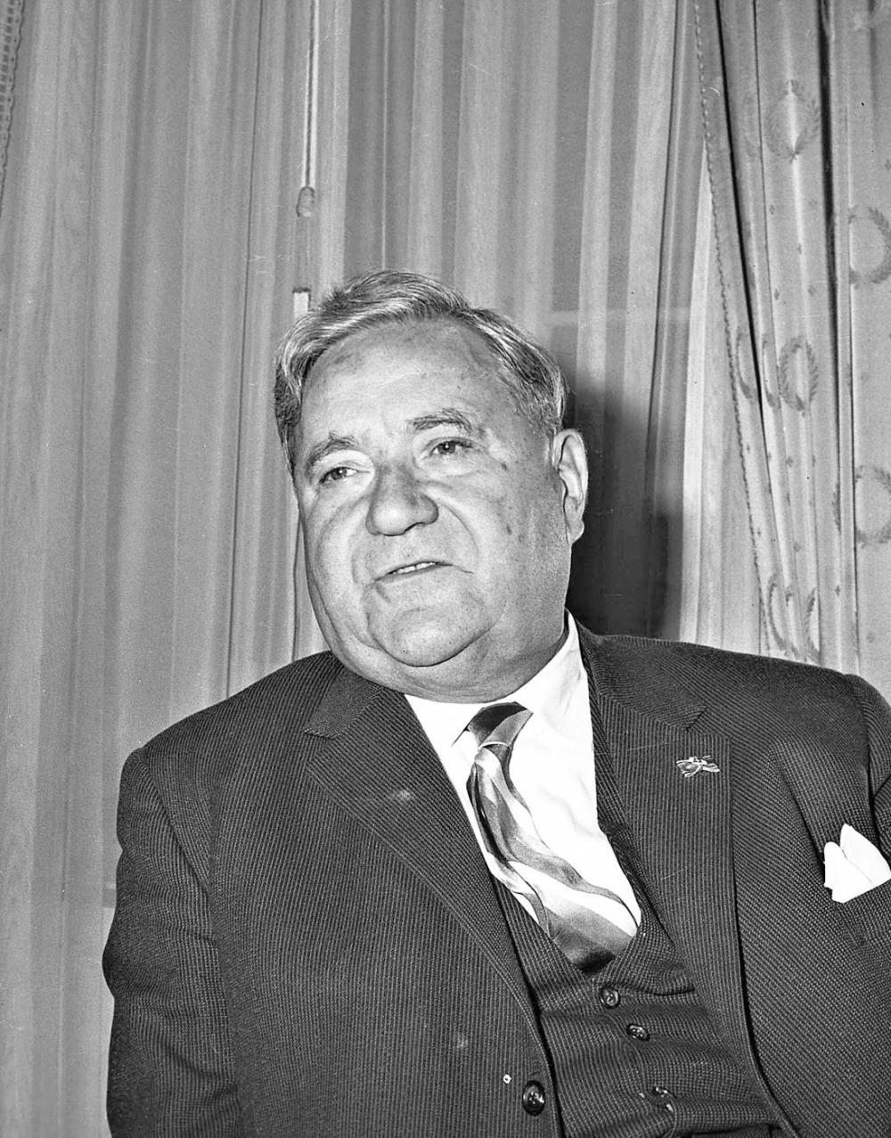 Porträt von Carlo Schmid im Anzug mit Krawatte