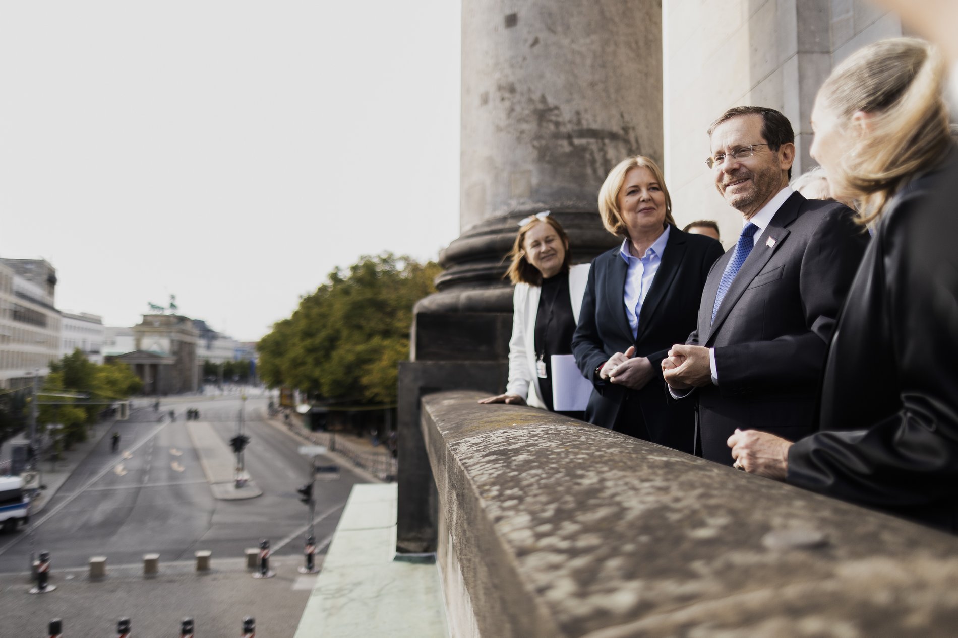 Israels Staatspräsident, Isaac Herzog mit Bundestagspräsidentin Bärbel Bas auf einem Balkon des Reichstagsgebäudes.