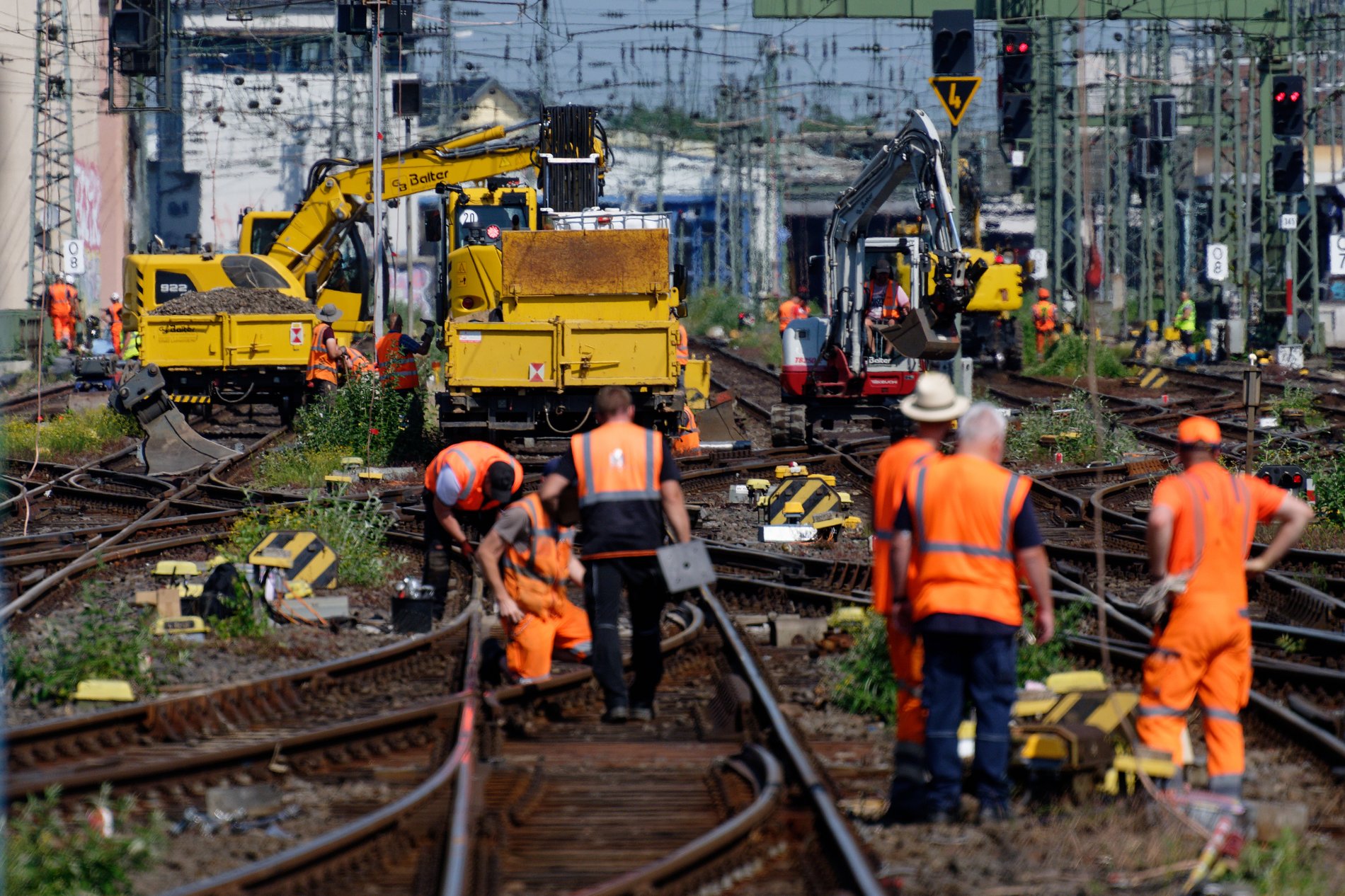 Mitarbeiter der Bahn arbeiten an den Gleisanlagen am Kölner Hauptbahnhof