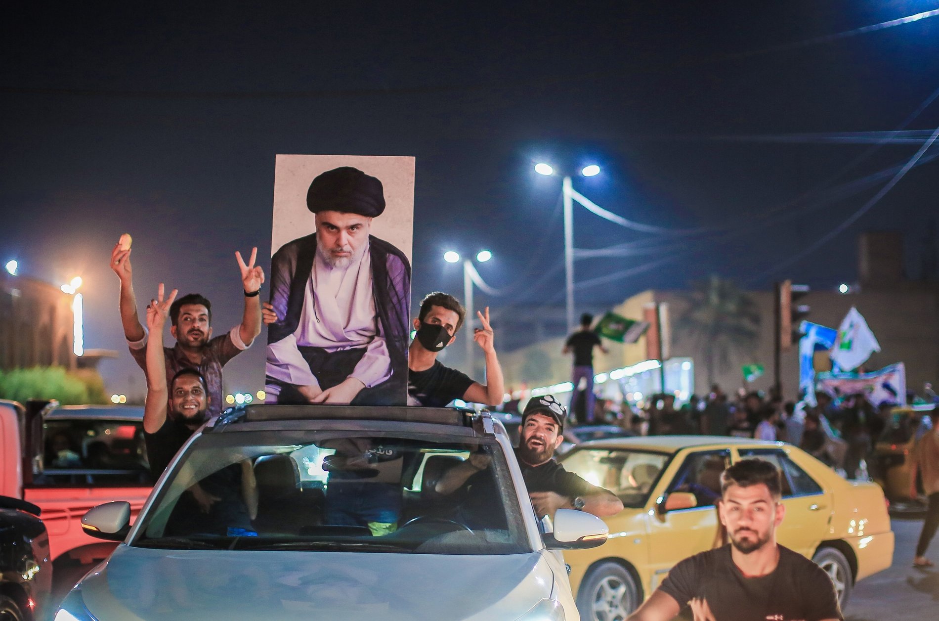 Anhänger von Moqtada al-Sadr feiern in Bagdad (Irak) aus ihren Autos heraus.