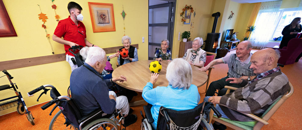 Das Bild zeigt eine Szene in einem Alten- und Pflegeheim.