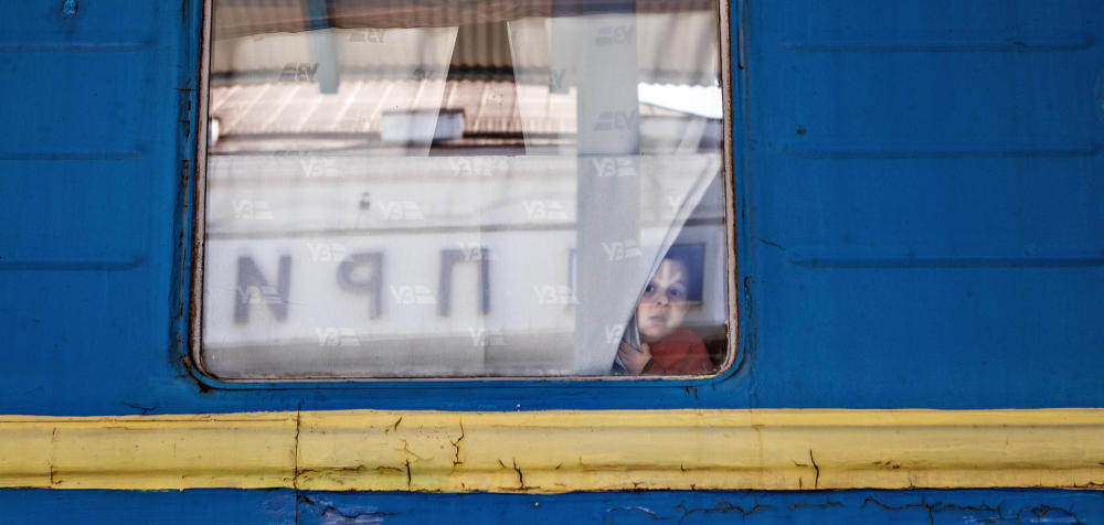 Ein Kind wird mit dem Zug aus der belagerten Stadt Mariupol im Südosten der Ukraine in Sicherheit gebracht. 