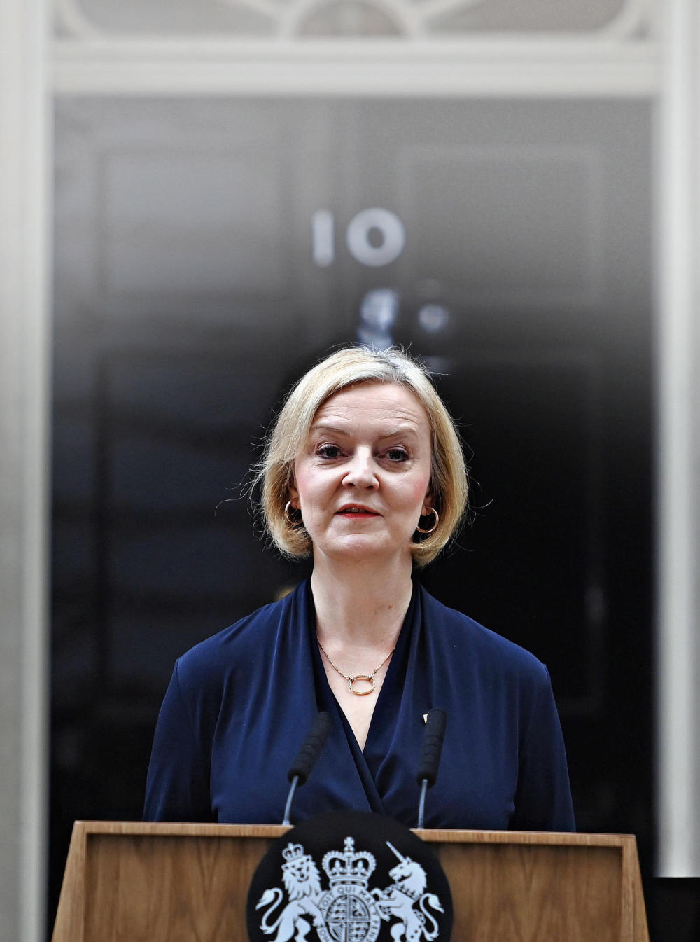 Porträt von Liz Truss im blauen Blazer